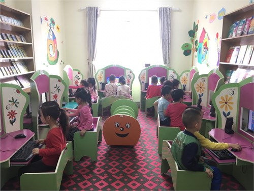 Các bé lớp mẫu giáo lớn tham gia hoạt động phòng Kidsmart.